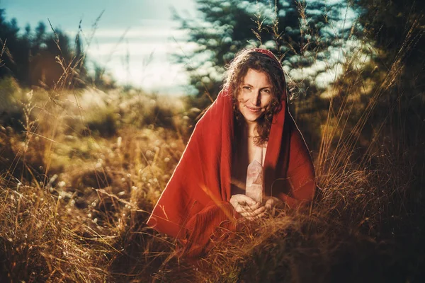 Gyönyörű Sámán Természetben Szertartás Földön Kezében Egy Nagy Kristály Rózsafüzért — Stock Fotó