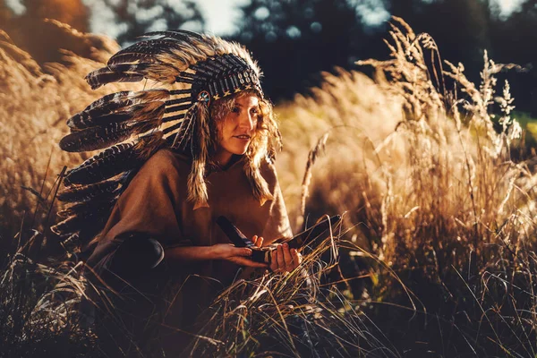 Vacker Indian Flicka Naturen Håller Tvåvägs Rör Kallas Tepi Hennes — Stockfoto