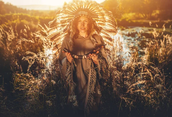 Vacker Indian Flicka Naturen Håller Tvåvägs Rör Kallas Tepi Hennes — Stockfoto