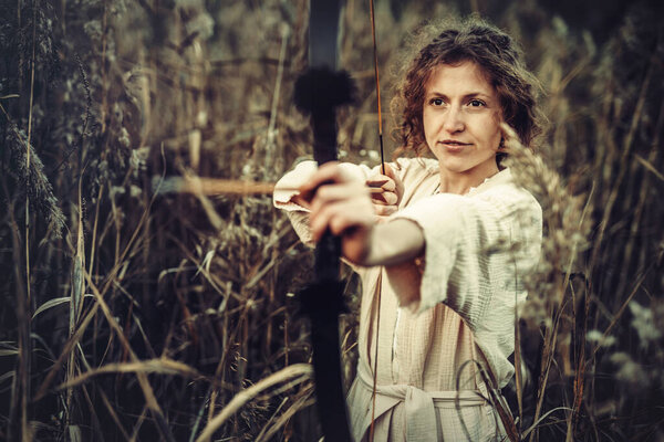 Женщина в природе с бантом