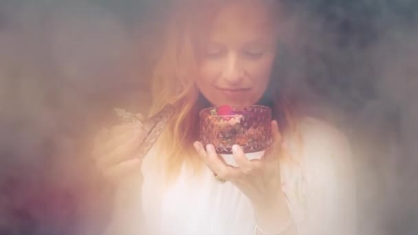 Young Beautiful Woman Rose Flowers Her Hands — Video Stock