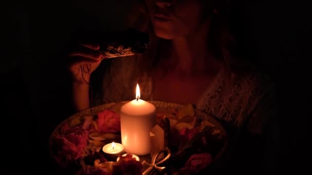 熏香在女人手里 熏香在黑色的背景上 — 图库视频影像
