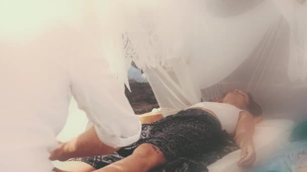 Male Masseur Massages Legs Beautiful White Ornamrental Tent — Stok video