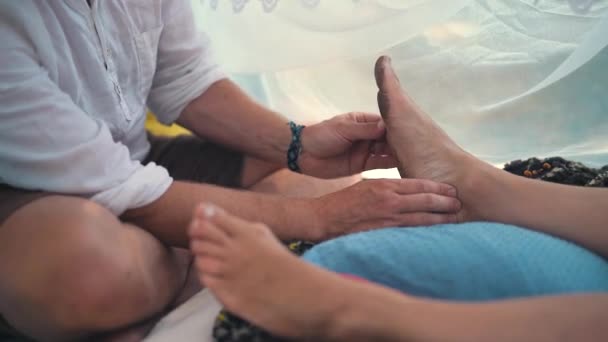 Чоловічий Масажист Масажує Ноги Красивому Білому Або Орендованому Наметі — стокове відео