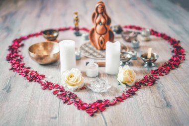 Gül yaprakları ve tanrıça heykelciğiyle güzel bir sunak. seremoni alanı