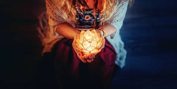 Красивая Медитирующая Женщина Свечой Лотоса Руке — стоковое фото