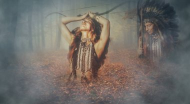 Doğada bir yay ile güzel bir şaman kız. Hintli kadın