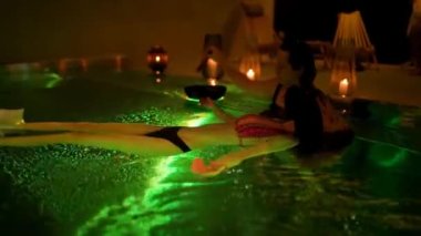 Havuzda terapi egzersizi. Havuzda su terapisi gören bir kadın. Su rahatlaması. Müzik terapisi ve derin meditasyon