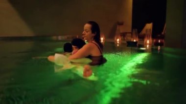 Havuzda terapi egzersizi. Havuzda su terapisi gören bir kadın. Su rahatlaması ve derin meditasyon