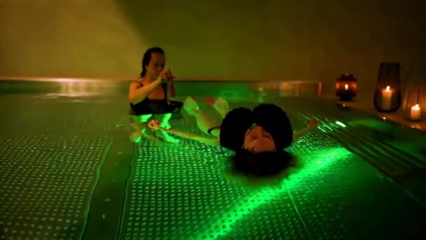 プールでの治療運動 プールで水治療法を受けている女性 水のリラクゼーション 音楽療法と深い瞑想 — ストック動画