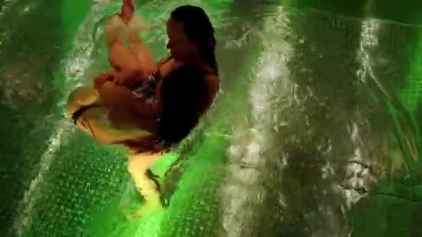 プールでの治療運動 プールで水治療法を受けている女性 水のリラクゼーションと深い瞑想 — ストック動画