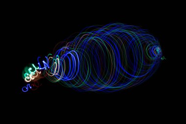 Siyah arkaplanda sihirli mavi ışık spiralleri