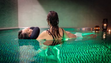 Havuzda terapi egzersizi. Havuzda su terapisi gören bir kadın. Su rahatlaması ve derin meditasyon