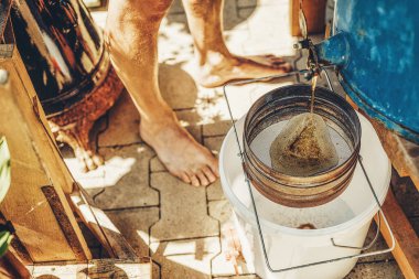 Balı hücrelerden döndüren santrifüj cihazı. Bal peteğinden bal almak