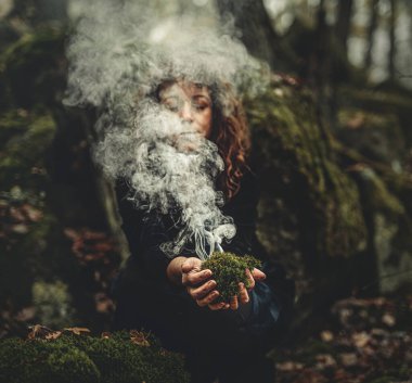 Şaman kadın ve elinde tütsü, kadın elinde tütsü, tören alanı.