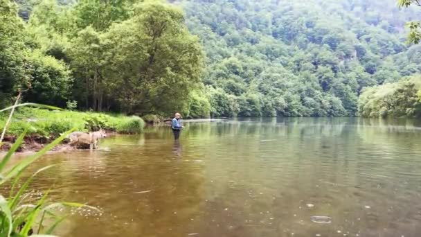 Ψαράς Καλάμι Που Ψαρεύει Στο Ποτάμι Ψαράς Τον Σκύλο Του — Αρχείο Βίντεο