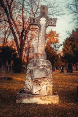 Mezarlıktaki eski mezar. Mezar taşında isimler yazan bir mezarlık.