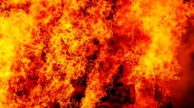 Yanan şenlik ateşinin güzel detaylı yapısı