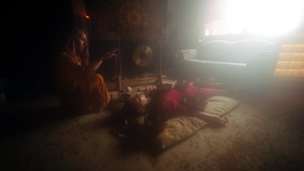 Beautiful Woman Playng Tibetan Bowl Woman Music Therapy Ceremonial Space — Stok video