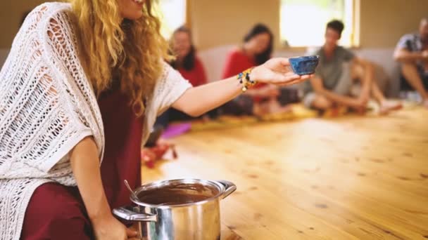Cacaoceremonie Hartopenende Medicijnen Ceremonie Ruimte Vrouw Schuift Cacao Een Kom — Stockvideo