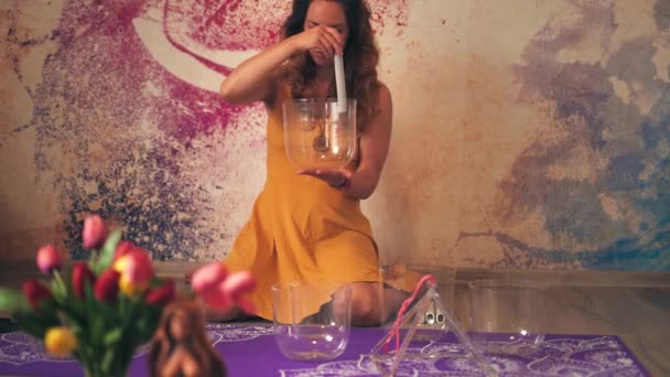 Frau Spielt Auf Kristallschale Schöne Kristallschale Vorhanden Musiktherapie — Stockvideo