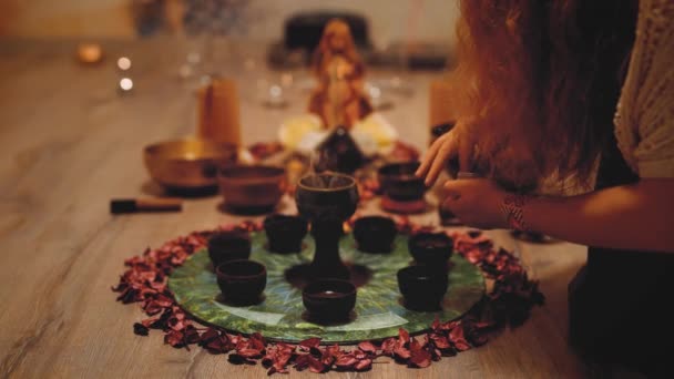 Hermoso Altar Con Pétalos Rosa Incienso Ceremonia Cacao Espacio Mujer — Vídeos de Stock
