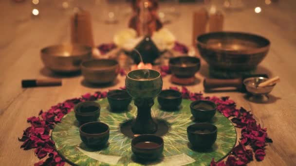 Hermoso Altar Con Pétalos Rosa Incienso Espacio Ceremonia Cacao — Vídeos de Stock