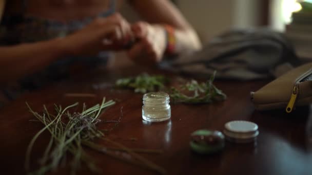 Mujer Prepara Hierbas Para Tabaco Con Ayuda Molinillo Hierbas Para — Vídeos de Stock