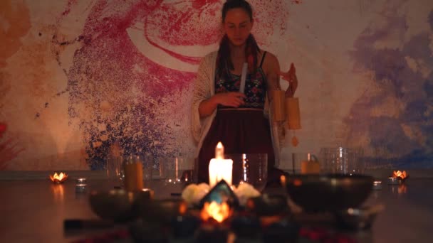 Soundhealing Piękna Kobieta Gra Kryształowe Miski Ceremonii Kakao — Wideo stockowe