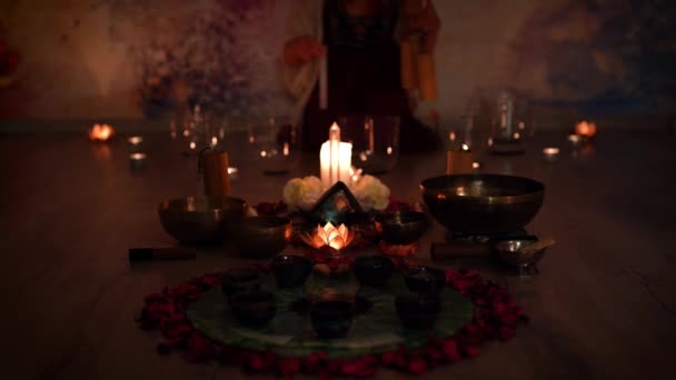 Soundhealing Beautiful Woman Playing Crystal Bowls Cacao Ceremony — Stock Video