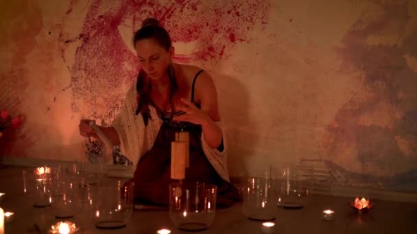 건강을 회복시키는 아름다운 카카오 의식에서 크리스탈 그릇을 연주하는 — 비디오