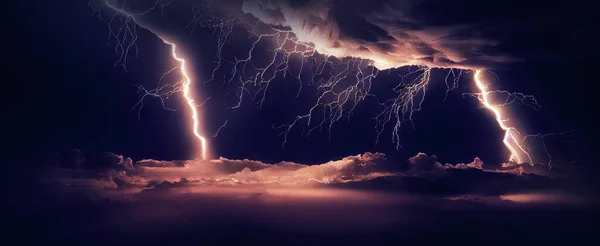 雲の中の夜の嵐と稲妻 デジタルアート — ストック写真