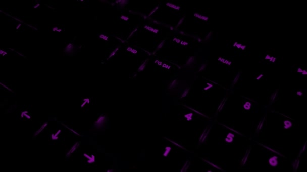 灯光明亮的键盘的特写夜景 — 图库视频影像