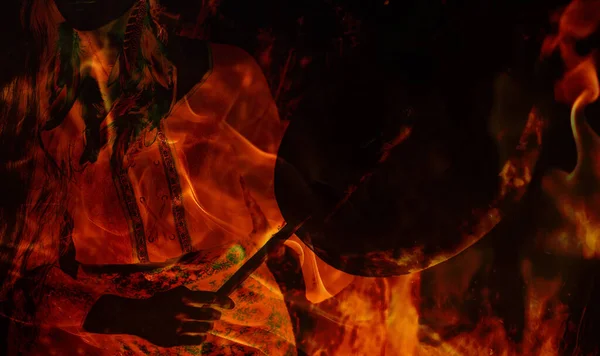 Красива Шаманська Дівчина Грає Шаманському Барабані Природі Пожежний Фон — стокове фото