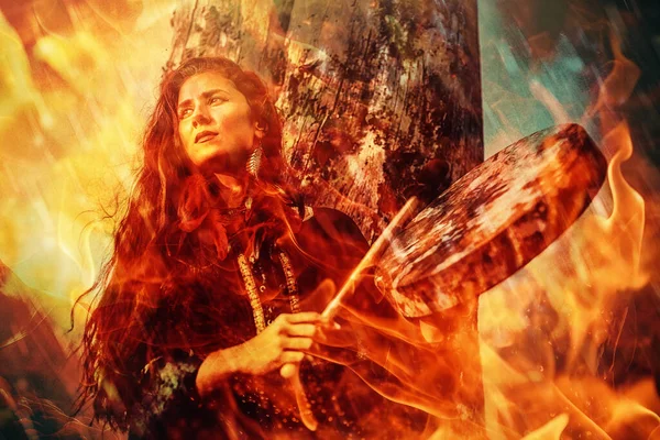 Gyönyörű Sámáni Lány Játszik Sámán Keret Dob Természetben Tűzvédelmi Háttér — Stock Fotó
