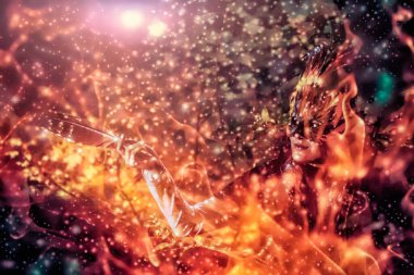 Şamanik tüy maskeli ve ormanlık alanda tarihi elbisesi olan bir kız. Ateş etkisi