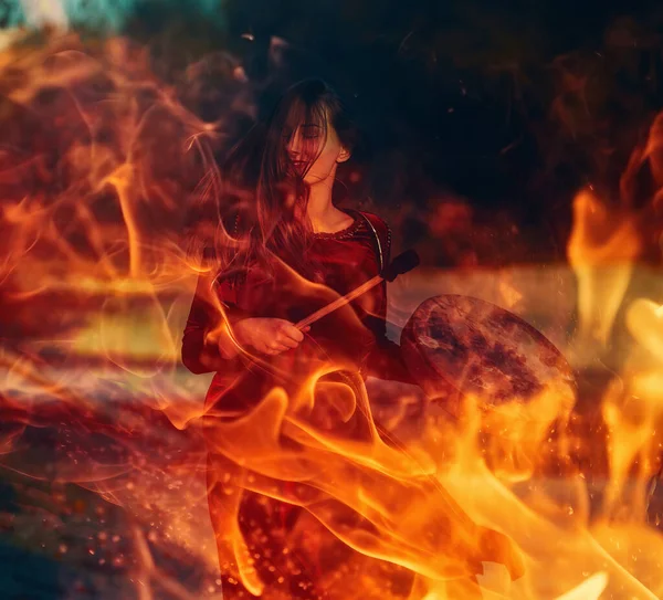 Krásná Šamanská Dívka Hraje Šaman Rám Buben Přírodě Požární Pozadí — Stock fotografie