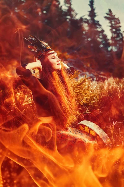 Piękna Szamańska Dziewczyna Gra Bębnie Ramki Szamana Naturze Tło Pożarowe — Zdjęcie stockowe