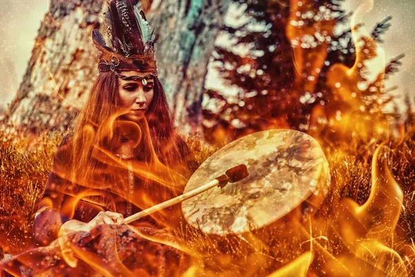 Krásná Šamanská Dívka Hraje Šaman Rám Buben Přírodě Požární Pozadí — Stock fotografie
