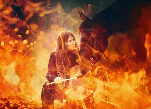Atı Şamanik Trampeti Olan Bir Şaman Kadın Arkaplanı Ateşle — Stok fotoğraf
