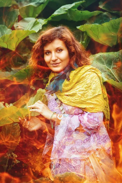 Kvinna Prydnadsklänning Naturen Brandpåverkan — Stockfoto