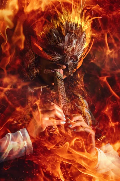 Şamanik Tüy Maskeli Kız Ahşap Süs Flütüyle Çalıyor Ateş Etkisi — Stok fotoğraf