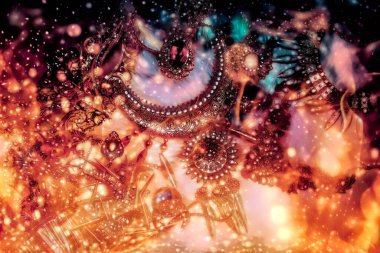 Yanan arka planda farklı lüks mücevher setlerinden oluşan güzel bir set.