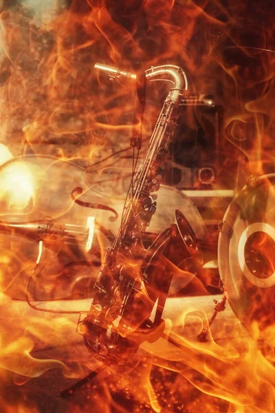 Saxofoon Met Muziekinstrumenten Achtergrond Vuureffect — Stockfoto