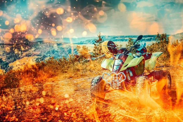 Motorkerékpár Parkolt Égő Táj Lángok Bonyolult Átfedése Intenzív Képek Egy — Stock Fotó