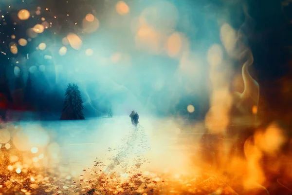 一个人在冬天的魔法师里美丽的高山雪景 火力效果 — 图库照片