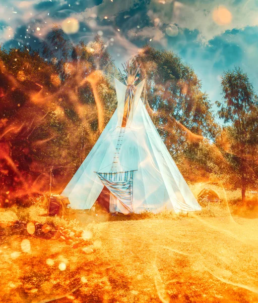 Bílý Teepee Indiánský Stan Stojící Krásné Letní Krajině — Stock fotografie