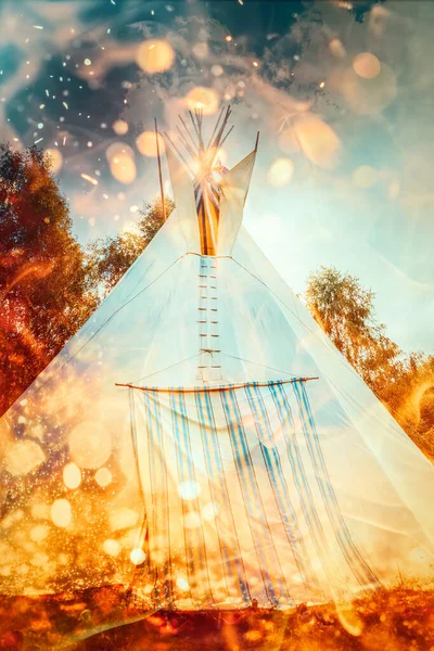 Bílý Teepee Indiánský Stan Stojící Krásné Letní Krajině — Stock fotografie