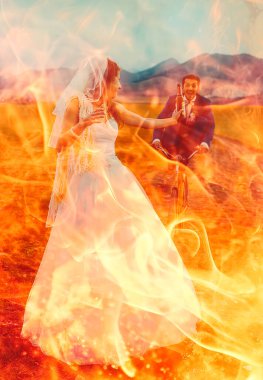 bir bira şişesi ve kavram düğün arka planda - bisiklet üzerinde bir damat ile gelin