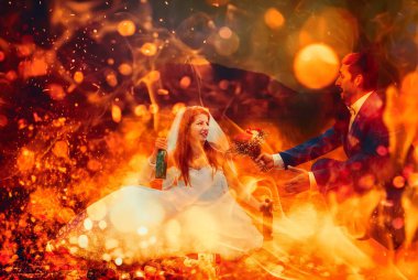 Dağ manzarasında bir sürü boş bira şişesi olan sarhoş gelin - komik bir düğün konsepti. Ateş etkisi